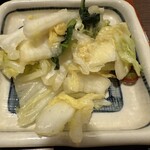 炭焼うな富士 - さっぱりとした味わいの白菜の浅漬け主役を引き立てる