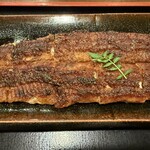 炭焼うな富士 - 山椒の葉が彩りを添える絶妙な焼き上がり