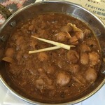 インド料理 パリワル - バトゥーラと最高の相性のスパイシーなひよこ豆カレー