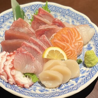 市場直送の新鮮刺身を堪能