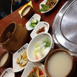 アリラン食堂 - オマケと言う名の小皿料理。まずは、生マッコリでー(^^)