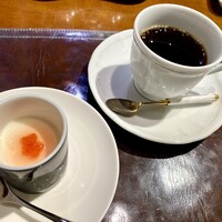 中国料理 桃林 - デザートとサービスのコーヒー。
