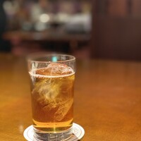 中国料理 桃林 - サービスの烏龍茶はアイスも可能