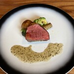 MATSU - シンシン(もも肉)、牛蒡、金柑を焼いたもの。アンコールペッパーのソース(牛骨)