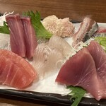 居酒屋 たかまさ - お刺身盛り合わせ（ザス（カジキ）、ブリ、ヒラメ、タラの子付け、イワシ、コメジ（本マグロの子供））