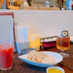 BAR食堂CORAZON - お通しのバケット