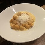 ガンボ＆オイスターバー - じゃがいものニョッキ 濃厚ウニのカルボナーラ