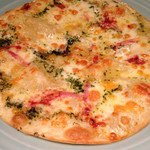 仙台俵屋 - チーズとアンチョビのピザ