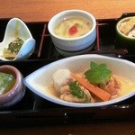 三の膳【小鉢】寄せ糸南瓜【中付】冷やし素麺【煮物】楓冬瓜含煮・ひろうす含煮・鱧揚煮・六方小芋・人参・木の芽【蒸物】冷製茶碗蒸し【酢物】海月胡瓜酢