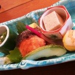 二の膳【前菜】蛸オクラ・焼茄子えごま・細巻玉子・焼肴（鮭）・はじかみ・季節の袱紗焼・海老手毬寿司
