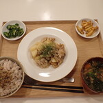 トーコーキッチン - 豚とポテトのガーリック炒め 副菜二品、豚汁、ご飯 700