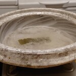 肉料理ふくなが - 初めて見る陶器のオシャレな鍋です