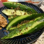 伸喜 - きゅうり　添えられているのはみそ、まぶされているのは胡麻と山椒　これ、美味くてとまらない