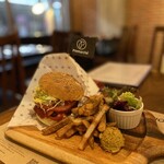 プレマルシェ・オルタナティブ・ダイナー - カリカリ自家製ポテトとひよこ豆のウムス