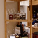 肉料理ふくなが - カウンターの奥に薬膳が列ぶ棚があります(初めて見ました)