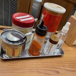 玉 バラそば屋 - テーブル調味料