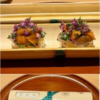 銀座 しのはら - 徒然草の器
                    河豚の煮凝り/河豚の身/馬糞ウニのせ
                    煮凝りの味、身の淡白な味わいに、馬糞ウニの繊細な甘みが見事な重なり！
                    芽葱と花穂紫蘇の風味に酢橘の酸味、なんて素敵な取り合せなんでしょう！