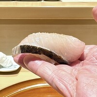 銀座 しのはら - 〜お鮨〜
                      鰆の握り
                      来月から鮨龍次郎で修行される料理人さんが握ったお鮨
                      軽く燻した香りが良いです♪