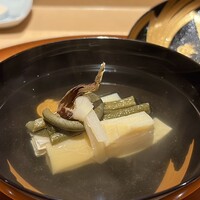 銀座 しのはら - 〜椀物・大原木（おおはらぎ）を模したお椀〜
                    筍、干しゼンマイ、京湯葉、炙った蕗の薹
                    一番出汁の香りとすっきりした味わい、筍の少しクセのある風味が春らしいお椀です♪
                    