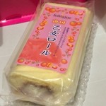 フォンティーヌ - 「南国・乙女ロール」。何が乙女なのかイマイチ分かりませんが、ショッキングピンク色の箱はトロピカル度も乙女度もかなり高めw