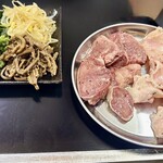 ホルモン将虎 - 料理写真:ナムルと(左:豚タン・右:ノドブエ)