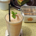 Haguru cafe - すもももスムージーと抹茶のガトーショコラ
