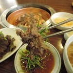 Woo Lae Oak - いよいよ焼きあがり、柑橘系の味がするさっぱりたれをつけて