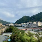 水明館 - 朝の下呂温泉街と水明館の飛泉閣です。