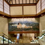 水明館 - 臨川閣からフロントへ。壁いっぱいの絵画も。迫力があります。