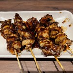 炭火焼鳥 まさや - とりみ（にんにくダレ）349円、とりにんにく339円