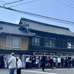 須崎食料品店 - こちらでおうどんを購入して、向かいの平屋orベンチで頂きます^_^