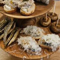 anchoa - ピンチョス下段はキビナゴ、サバ酢漬とみかんのマーマレードとたっぷりマンチェゴ(チーズ)、マッシュルームの中にチョリソー