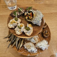 anchoa - ピンチョス上段はサザエ、ツナマヨ、猪と鹿パテ