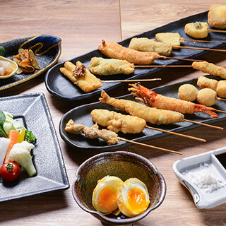 添えた特製ゴマダレとも好相性！「おまかせ15本コース」も人気