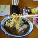 麺家 元、 - 醤油ラーメン（麺）持ち上げ方が汚い＾＾；