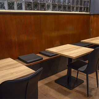 おひとり様やグループでもゆっくりくつろげるアットホームな空間