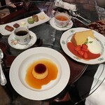 銀座うかい亭 - 場所を変えていただくデザートのプリンとシフォンケーキ。飲み物はお替り可能。プチデザート6品も