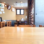 やぶ善 - 角地という立地により、外光が差し込む明るい店内。