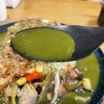 ジャパニーズ スパイス カリー ワッカ - 少し白濁した緑色はサラサラだ！
