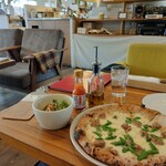 スプーン - 広く、席数多く、席はゆったり目