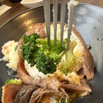 遊楽亭 - 【2025.4.7(月)】ローストビーフ丼（並盛・にんにく醤油）1,320円のブロッコリー