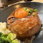 遊楽亭 - 【2025.4.7(月)】ローストビーフ丼（並盛・にんにく醤油）1,320円ににんにく醬油ソースをかけた