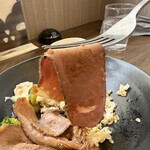 遊楽亭 - 【2025.4.7(月)】ローストビーフ丼（並盛・にんにく醤油）1,320円のソーストビーフ
