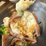 遊楽亭 - 【2025.4.7(月)】ローストビーフ丼（並盛・にんにく醤油）1,320円のポテトサラダ