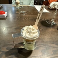 SHOKUDO YArn - 左上の赤いボタンが撮影申告で、手前の投げ輪の様な木の輪っかが撮影許可チケット。料理は食べるスープ