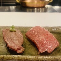 特選近江牛レストラン ティファニー - ② 近江牛握り2貫（トウガラシ：前脚：山葵、バラサキ：腹：柚子胡椒）