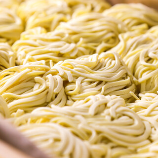 スープとよく絡む「酒井製麺」の中太麺特注の杉印