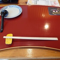いわ志 本店 - いつもの指定席にて、今日の箸置きは玉子焼き。