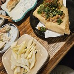 居酒屋 おちゃ腕 - セロリピクルスと定義山三角油揚げ納豆ニラ醤油掛け