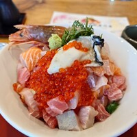 いわ志 本店 - 日曜日限定海鮮丼 GEN界盛鮨飯400g 卵黄無し 2,200円。